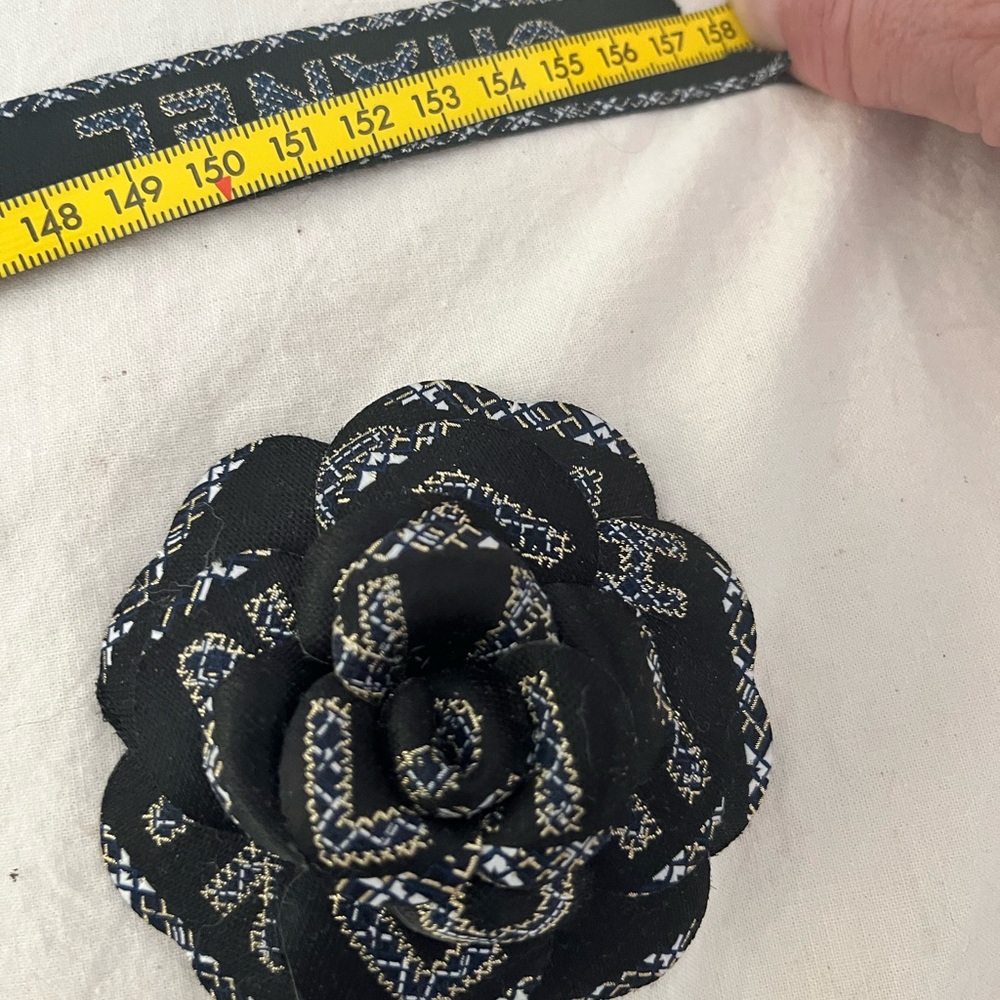 CHANEL Seasonal Camellia and Ribbon - Picture 4 of 4